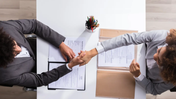 Um adulto masculino lendo um texto em um tablet.